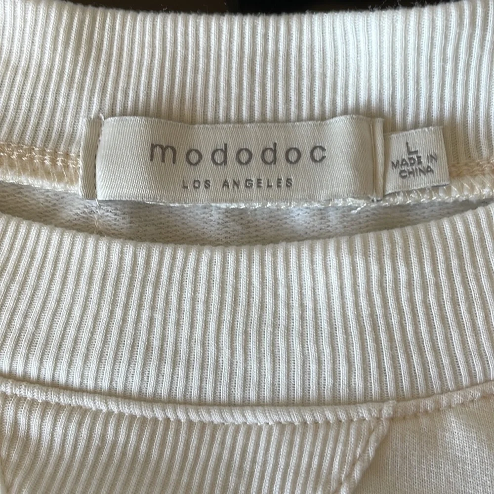 Mododoc Los Angles cream sweatshirt size‎ large pleated shoulders